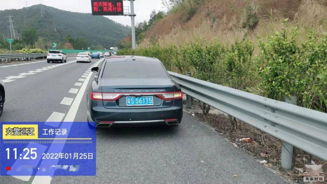 占用应急车道插队未果 两男子怒殴前车 官方通报：罚款、拘留