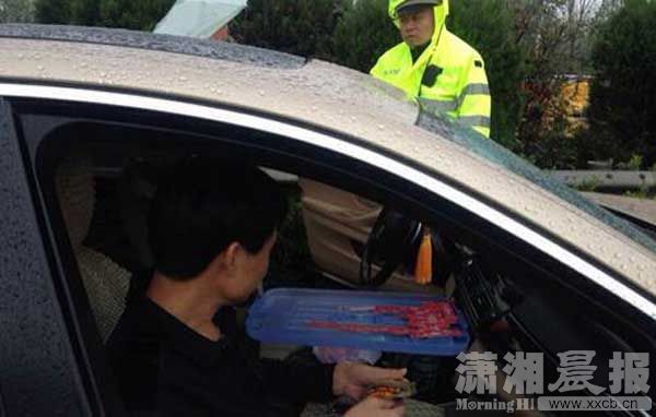 千万别作死 “远离”路上的大货车